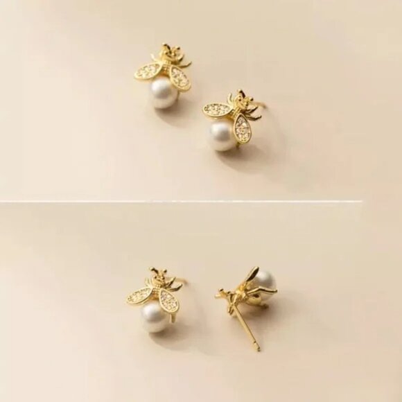 “Queen Bee” Royal Pearl Gold Insect Stud Earrings - Picture 4 of 6